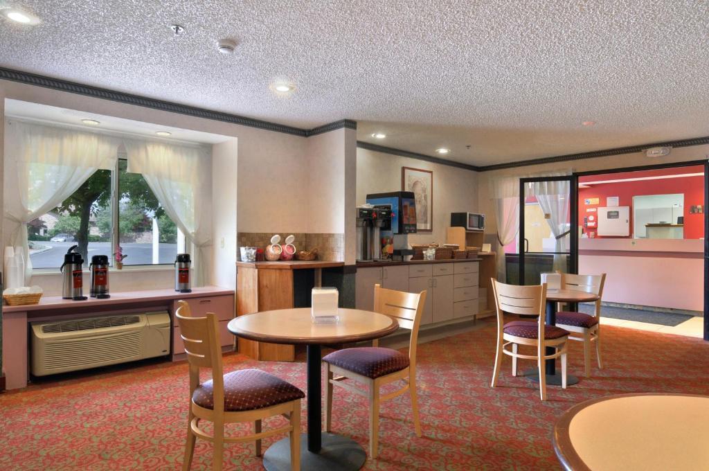 Americas Best Value Inn - East Syracuse Restaurant photo